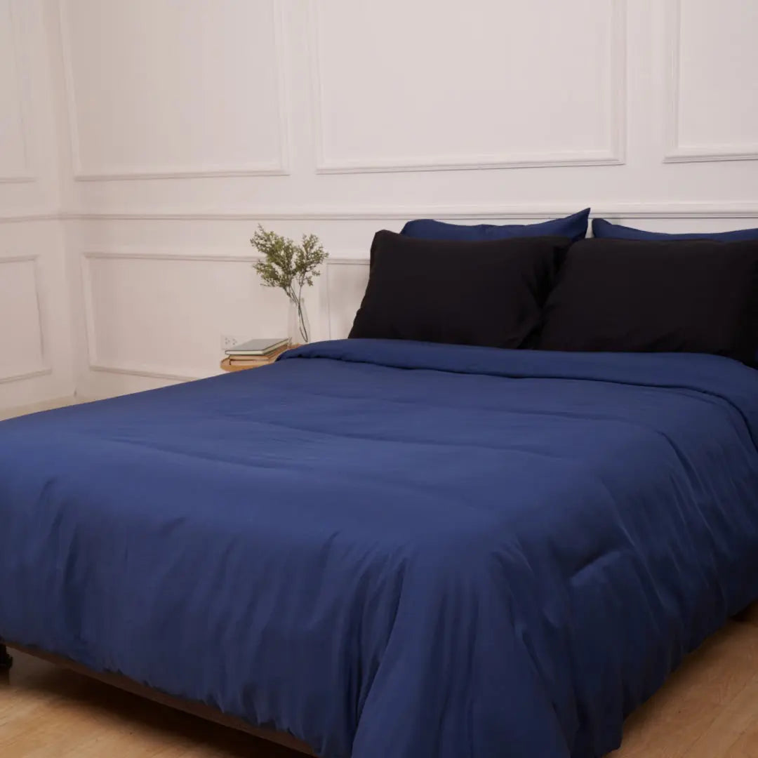 PACK MIDNIGHT SKY: PLUMÓN + SET DE FUNDA DE PLUMÓN AZUL MARINO + SET SÁBANAS DE BAMBÚ NEGRO Luxury Comfort Perú