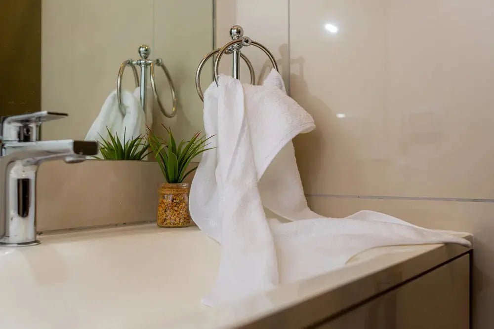 Free Toalla Hotelera de Mano - RimboccareLuxury Comfort PerúGift