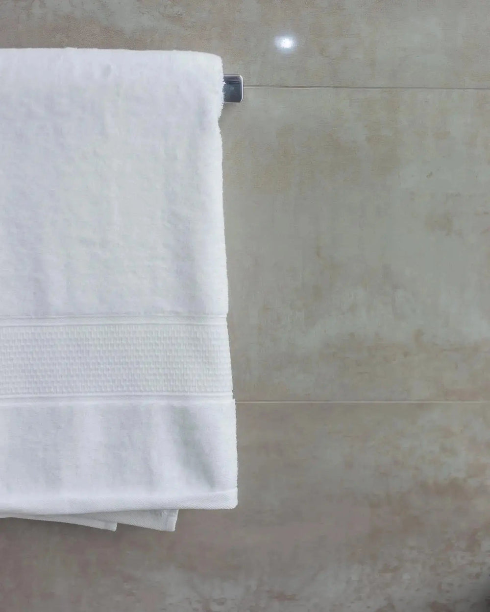 Free Toalla Hotelera de Mano - RimboccareLuxury Comfort PerúGift