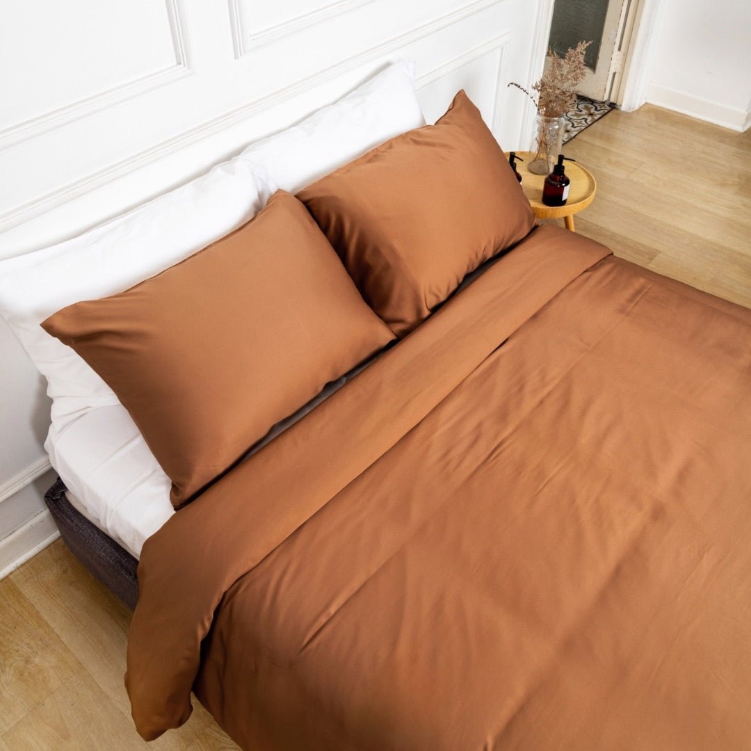 PACK CARAMEL PARADISE: PLUMÓN + SET DE FUNDA DE PLUMÓN CARAMEL BROWN + SET SÁBANAS BLANCO DE BAMBÚ - RimboccareLuxury Comfort Perú