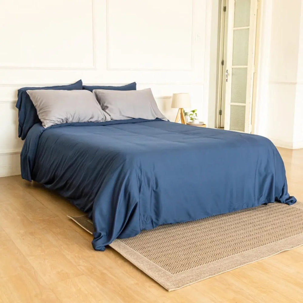 PACK HARBOR DUSK: PLUMÓN + SET DE FUNDA DE PLUMÓN AZUL MARINO + SET SÁBANAS GRIS DE BAMBÚ - RimboccareLuxury Comfort Perú