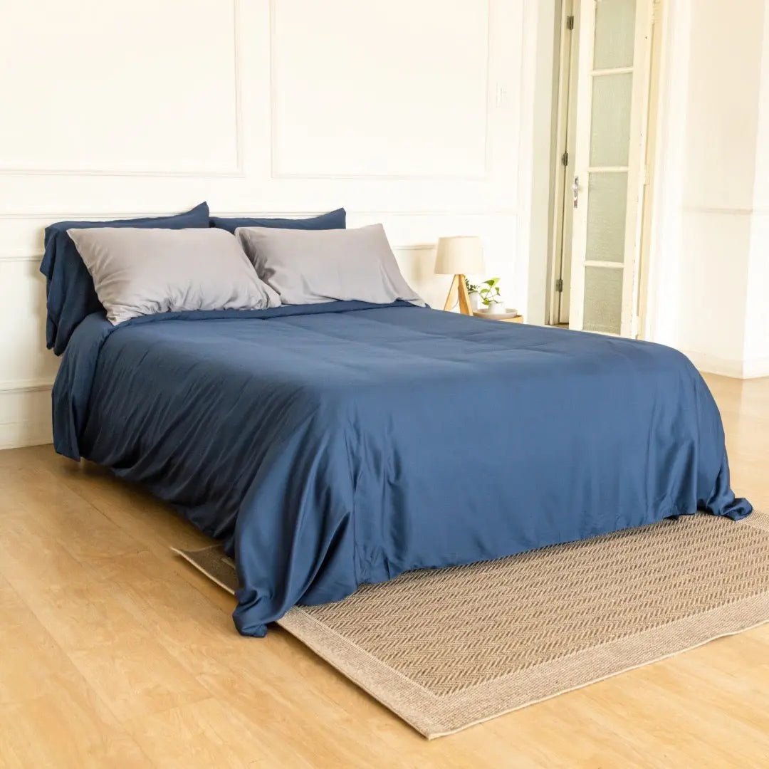 PACK HARBOR DUSK: PLUMÓN + SET DE FUNDA DE PLUMÓN AZUL MARINO + SET SÁBANAS GRIS DE BAMBÚ - RimboccareLuxury Comfort Perú