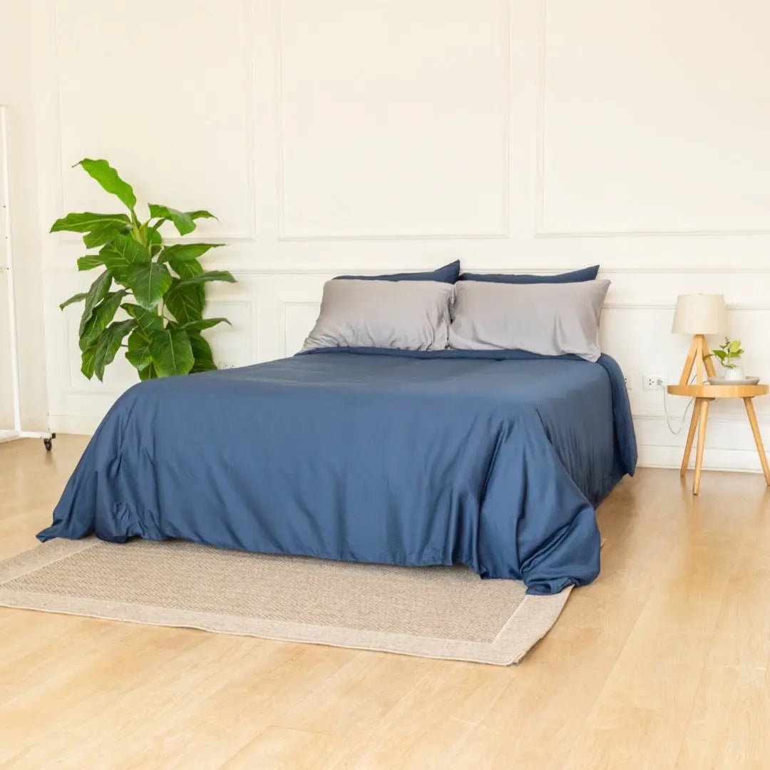 PACK HARBOR DUSK: PLUMÓN + SET DE FUNDA DE PLUMÓN AZUL MARINO + SET SÁBANAS GRIS DE BAMBÚ - RimboccareLuxury Comfort Perú