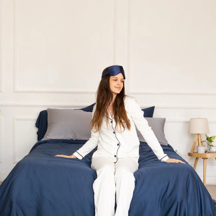 PACK HARBOR DUSK: PLUMÓN + SET DE FUNDA DE PLUMÓN AZUL MARINO + SET SÁBANAS GRIS DE BAMBÚ - RimboccareLuxury Comfort Perú