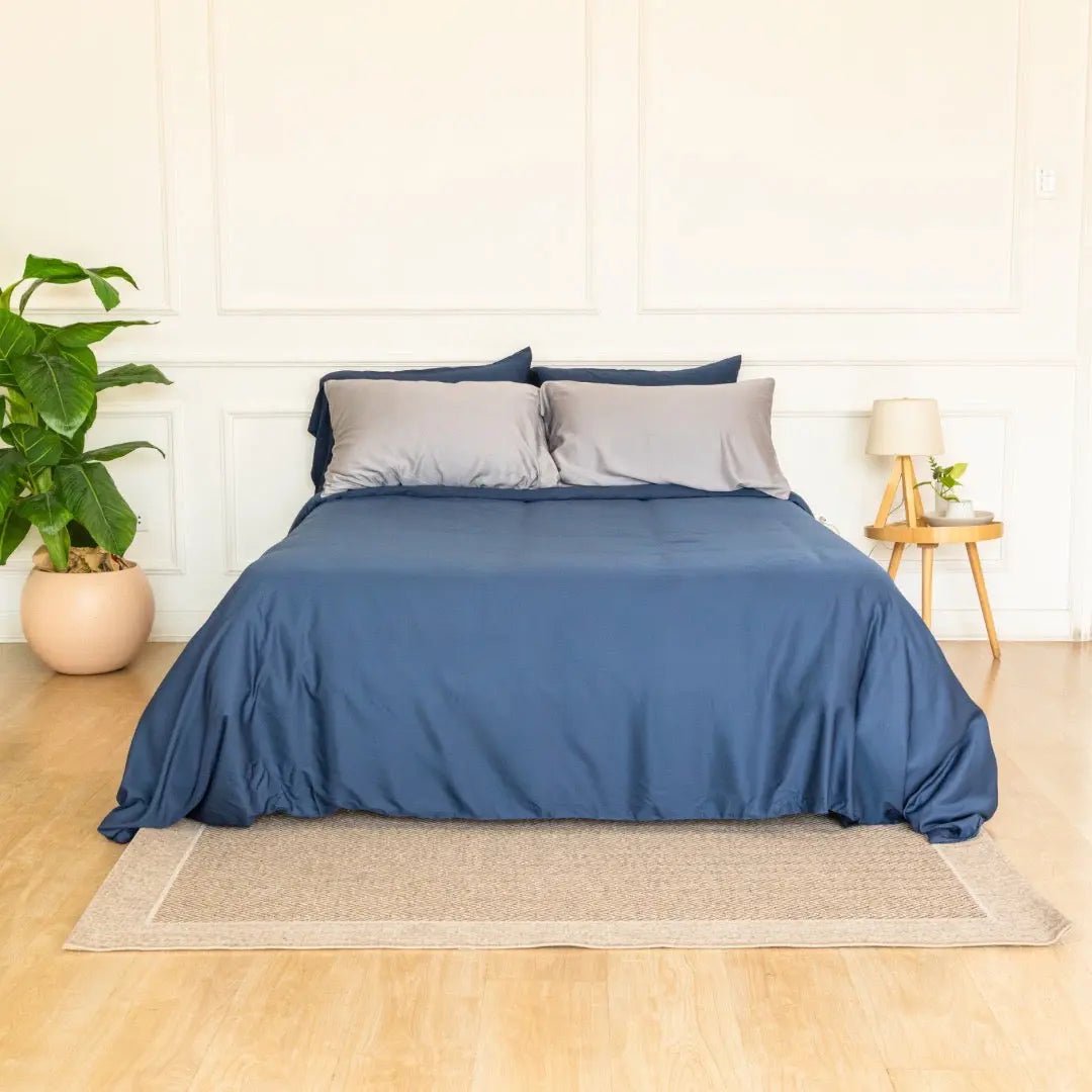 PACK HARBOR DUSK: PLUMÓN + SET DE FUNDA DE PLUMÓN AZUL MARINO + SET SÁBANAS GRIS DE BAMBÚ - RimboccareLuxury Comfort Perú