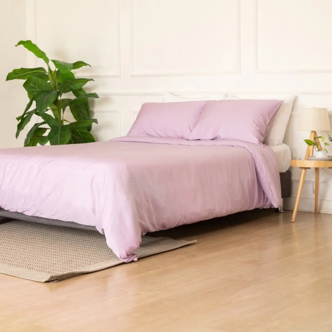 PACK LAVENDER FROST: PLUMÓN + SET DE FUNDA DE PLUMÓN LILA + SET SÁBANAS BLANCO DE BAMBÚ - RimboccareLuxury Comfort Perú