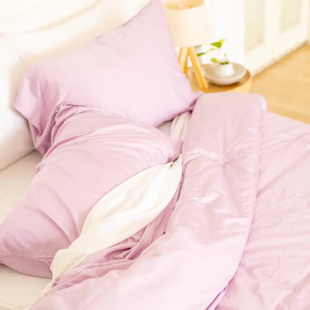 PACK LAVENDER FROST: PLUMÓN + SET DE FUNDA DE PLUMÓN LILA + SET SÁBANAS BLANCO DE BAMBÚ - RimboccareLuxury Comfort Perú