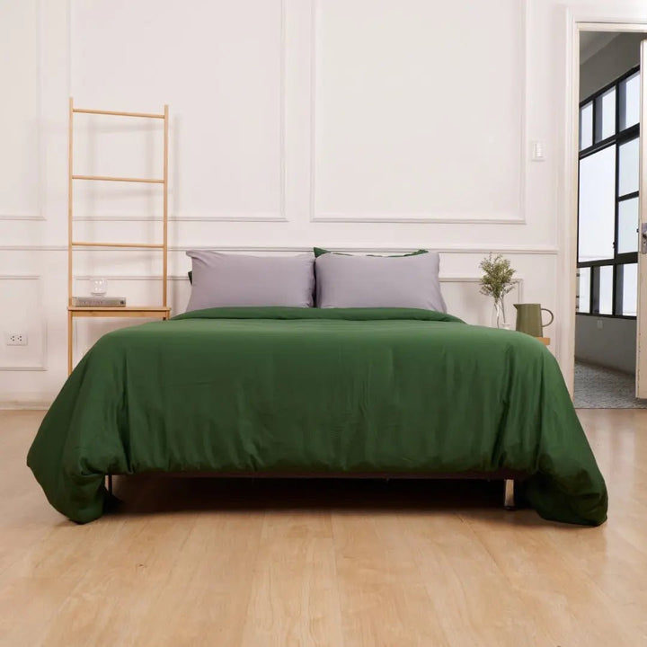 PACK MYSTIC FOREST: PLUMÓN + SET DE FUNDA DE PLUMÓN FOREST GREEN + SET SÁBANAS DE BAMBÚ GRIS - RimboccareLuxury Comfort Perú