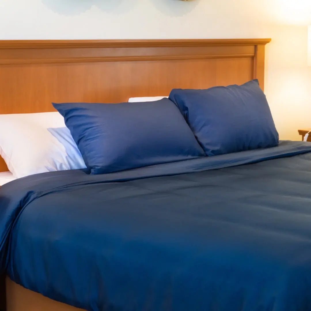 PACK NAUTICAL DREAM: PLUMÓN + SET DE FUNDA DE PLUMÓN AZUL MARINO + SET SÁBANAS DE BAMBÚ BLANCO - RimboccareLuxury Comfort Perú