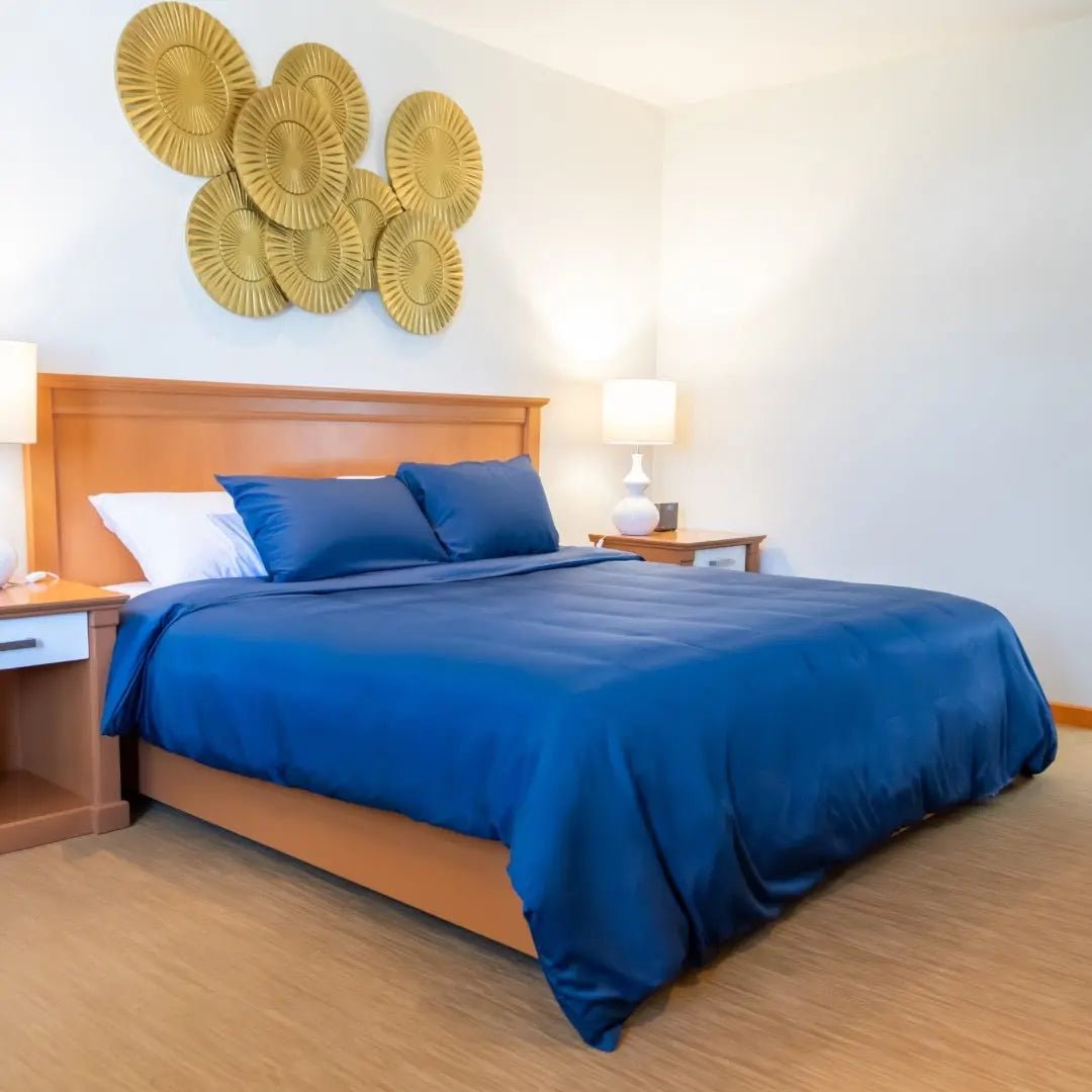 PACK NAUTICAL DREAM: PLUMÓN + SET DE FUNDA DE PLUMÓN AZUL MARINO + SET SÁBANAS DE BAMBÚ BLANCO - RimboccareLuxury Comfort Perú