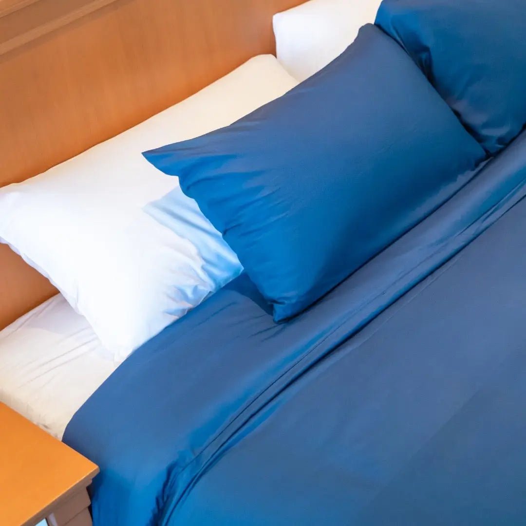 PACK NAUTICAL DREAM: PLUMÓN + SET DE FUNDA DE PLUMÓN AZUL MARINO + SET SÁBANAS DE BAMBÚ BLANCO - RimboccareLuxury Comfort Perú