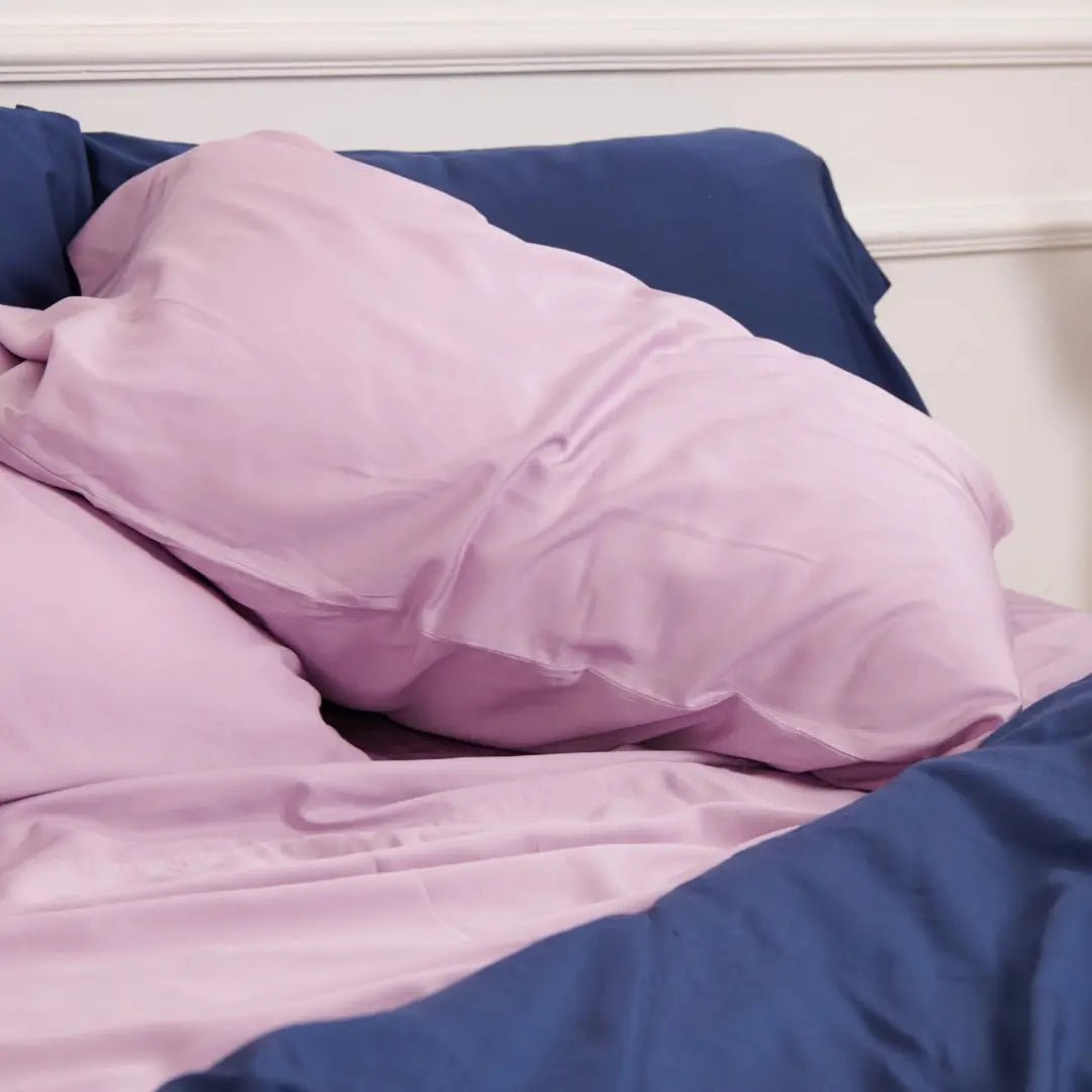 PACK TWILIGHT LAVENDER: PLUMÓN + SET DE FUNDA DE PLUMÓN AZUL MARINO + SET SÁBANAS DE BAMBÚ LILA - RimboccareLuxury Comfort Perú